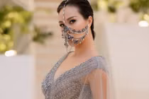 Phương Mai mặc xuyên thấu, đeo khẩu trang đính đá độc lạ 