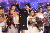 Quán quân The Voice Kids 2017 dành tiền thưởng phụ mẹ lo cho em