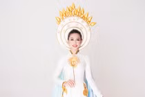 Ngắm trang phục dân tộc đẹp nền nã của Nguyễn Thúc Thùy Tiên 