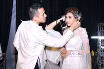 Lương Thế Thành ân cần chăm sóc vợ trong show diễn