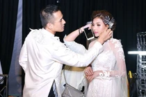 Lương Thế Thành ân cần chăm sóc vợ trong show diễn