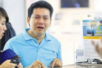 Khách Việt khóc vì mua iPhone 6 giá cắt cổ ở Singapore