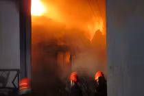 Kho chứa vải chìm trong “biển lửa”