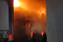 Kho chứa vải chìm trong “biển lửa”