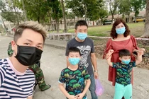 Vợ Đăng Khôi xúc động gặp chồng con ở khu cách ly dù đứng xa 200m