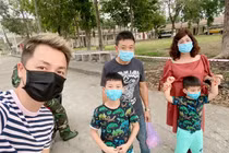 Vợ Đăng Khôi xúc động gặp chồng con ở khu cách ly dù đứng xa 200m