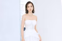 Huyền Lizzie khoe nhan sắc vạn người mê với đầm trắng tinh khôi