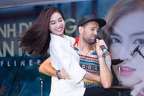 Ninh Dương Lan Ngọc tình tứ ôm bạn nhảy Tây