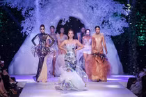 Thu Minh gây ấn tượng khi lần đầu diễn thời trang