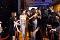 Nhã Phương nhận mưa lời khen vì quá lễ phép với Lệ Quyên