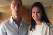 Thùy Dung tươi như hoa chụp ảnh cùng Ronaldo tại châu Âu