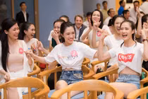 Thí sinh Hoa hậu Việt Nam thức đêm cổ vũ World Cup 2018