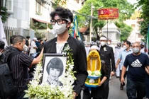 Đồng nghiệp tiễn biệt nghệ sĩ Thanh Kim Huệ về nơi an nghỉ