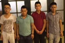 Cảnh sát vây nhóm đua xe quanh hồ Gươm lúc rạng sáng