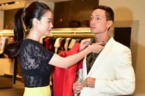 Trương Ngọc Ánh chọn trang phục cho “người tình” Kim Lý 