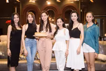 Hoa hậu Lương Thùy Linh đón sinh nhật tuổi 19 bên dàn mỹ nhân