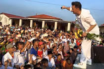 Đàm Vĩnh Hưng biểu diễn trong vòng vây fan Hà Tĩnh