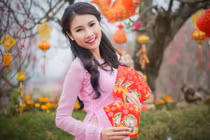 Top 5 HHVN Thanh Tú khoe sắc giữa vườn xuân