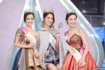 Hoa hậu Hong Kong hớ hênh lộ nội y trong đêm đăng quang