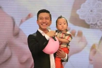 Tuấn Hưng lần đầu đưa vợ con lên sóng trực tiếp