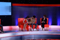 Trấn Thành câm nín khi bị Trương Quỳnh Anh phát hiện rách quần