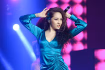 Bảo Anh mặc gợi cảm đi diễn giữa tin đồn là người thứ ba