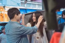 Tiết lộ ảnh Nam Em được trai đẹp ôm hôn, chăm sóc nhiệt tình