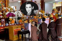 Xúc động hình ảnh các con nuôi của Phi Nhung đeo khăn tang