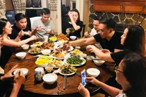 Hồ Ngọc Hà - Kim Lý bị chỉ trích vì ngồi lên bàn, đặt chân lên ghế