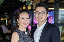 Bạn trai 8X hộ tống Hoa hậu Thu Hoài trong sự kiện tại HN