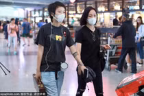 Châu Tấn xuất hiện cùng con gái Vương Phi sau tin đồn yêu đồng tính