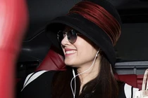 Mỹ nhân chuyển giới Nong Poy giản dị khi đến Việt Nam