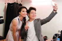 Hoa hậu Phạm Hương tạo dáng nhí nhảnh cùng Đức Phúc