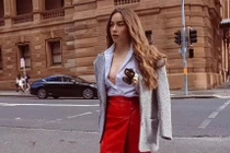 Hồ Ngọc Hà diện áo quên cài cúc, lấp ló nội y