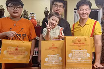 Xuân Bắc hiếm hoi đăng ảnh bên 3 con trai, Hồng Diễm dạo phố 