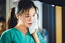Triệu Vy bị Cổ Thiên Lạc “tát” bầm mắt trên phim trường