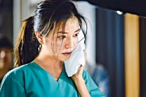 Triệu Vy bị Cổ Thiên Lạc “tát” bầm mắt trên phim trường