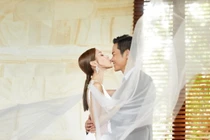 Ảnh cưới lãng mạn của Trịnh Gia Dĩnh và Hoa hậu Trần Khải Lâm 