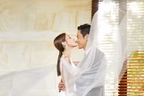 Ảnh cưới lãng mạn của Trịnh Gia Dĩnh và Hoa hậu Trần Khải Lâm 