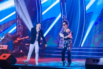 Ngọc Sơn sung sức khi hát cùng Duy Mạnh trên sân khấu