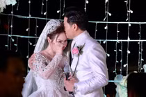 Vợ doanh nhân rơi nước mắt trong lễ cưới với diễn viên Quý Bình