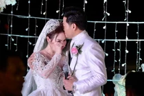 Vợ doanh nhân rơi nước mắt trong lễ cưới với diễn viên Quý Bình