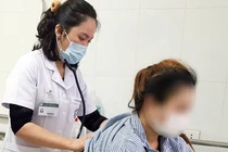 Bác sĩ Viện Y học Nhiệt đới thăm khám cho sản phụ 7 tháng mắc cúm A
