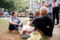 Sốt ảnh Mỹ Tâm ngồi bệt xuống vệ đường giao lưu cùng các cụ bà