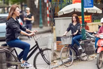 Trà Ngọc Hằng nhọc nhằn đi xin nước gạo về nuôi lợn