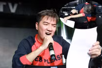 Đàm Vĩnh Hưng gục đầu trên sàn tập vì mệt mỏi