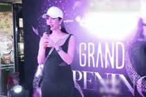 Diệp Lâm Anh gây tranh cãi khi bầu 5 tháng vẫn đi giày cao gót