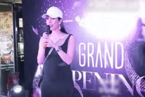 Diệp Lâm Anh gây tranh cãi khi bầu 5 tháng vẫn đi giày cao gót