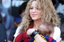 Shakira mang con trai thứ hai đến cổ vũ Gerard Pique