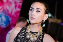 Tai nạn lật xe, Hoàng Yến phải cấp cứu